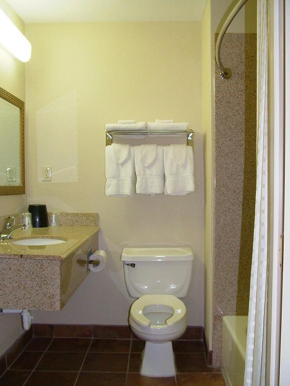 Budget Inn Monroe Phòng bức ảnh